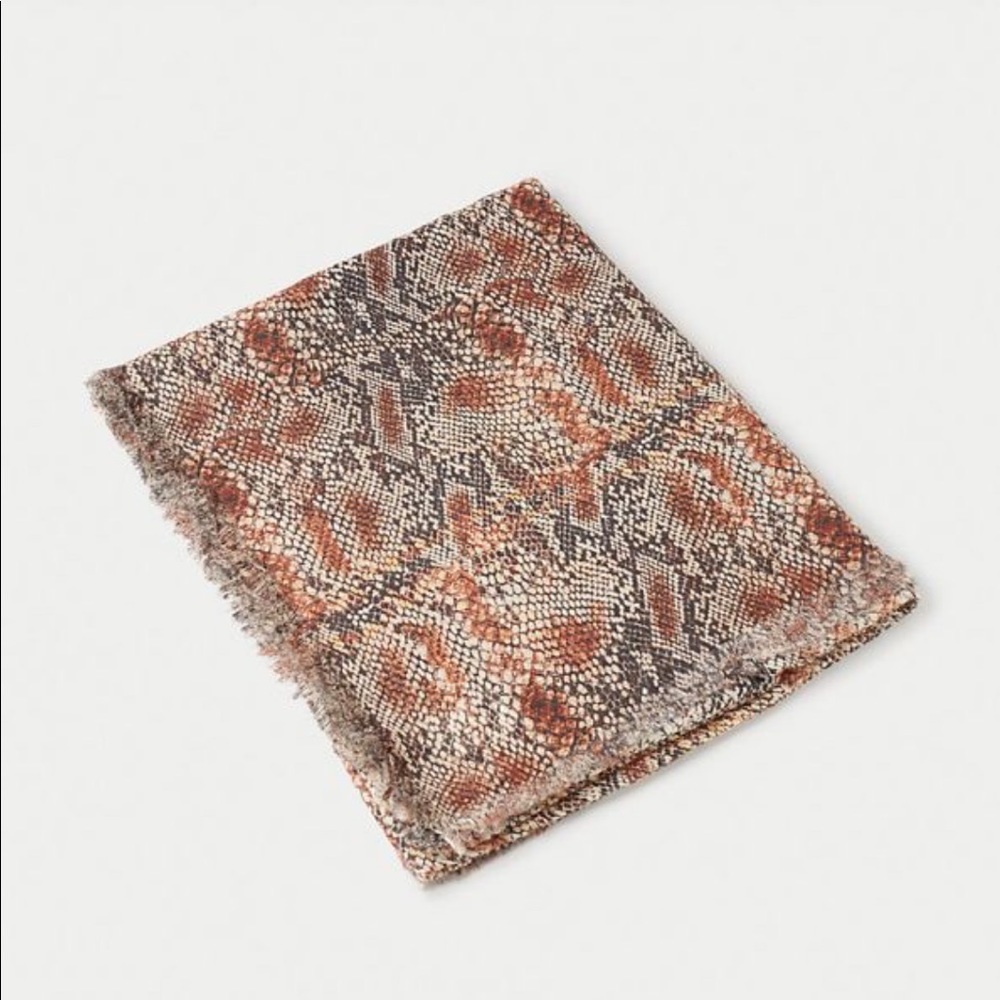 NWOT Aritzia Auxiliary Python Blanket Scarf